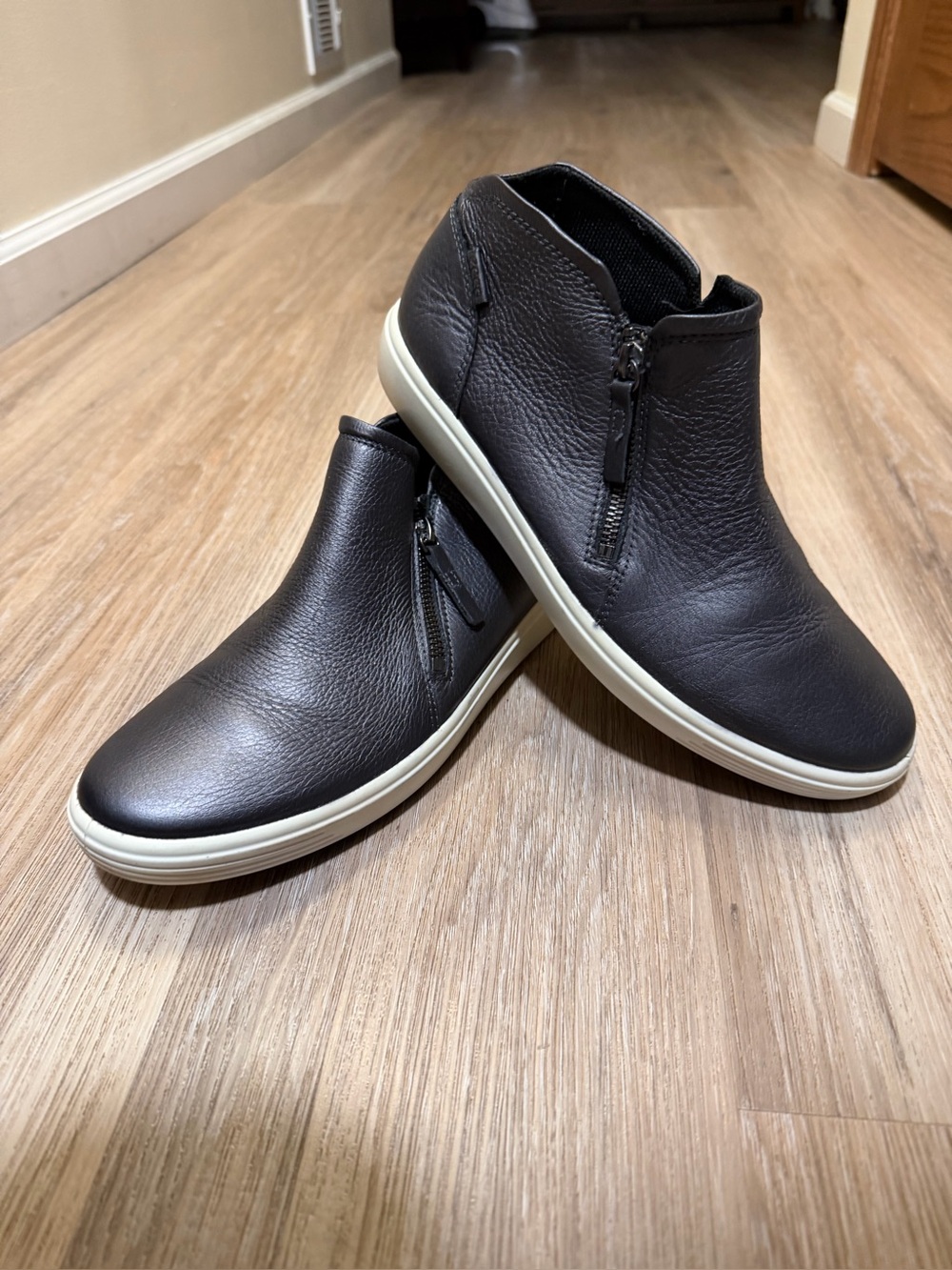 ECCO Soft 7 Black Leather Side Zip Bootie Sneakers Size 11 / EU 42